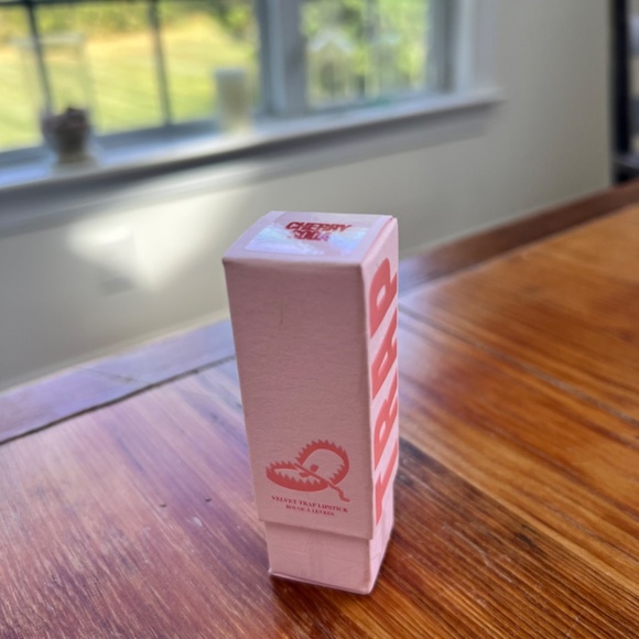 CHERRY SODA New in Box Jeffree‎ Star Velvet Trap Lipstick Muted Red - Picture 6 of 9
